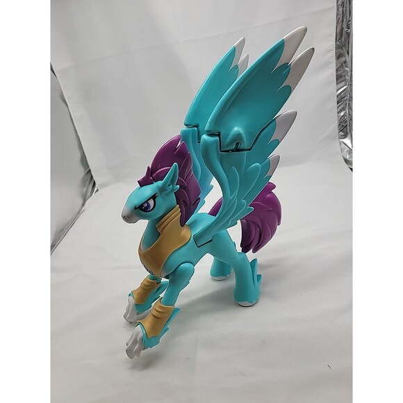 Figura My Little Pony: Stratus Skyranger Hippogriff Con Ali Battenti E Luci